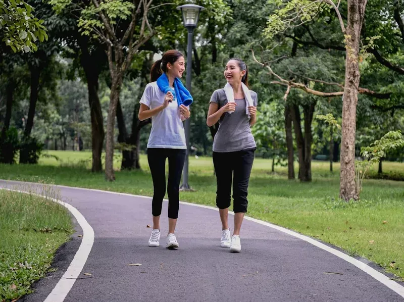 Đi bộ mỗi ngày giúp tăng sức bền và hỗ trợ duy trì xương chắc khỏe.