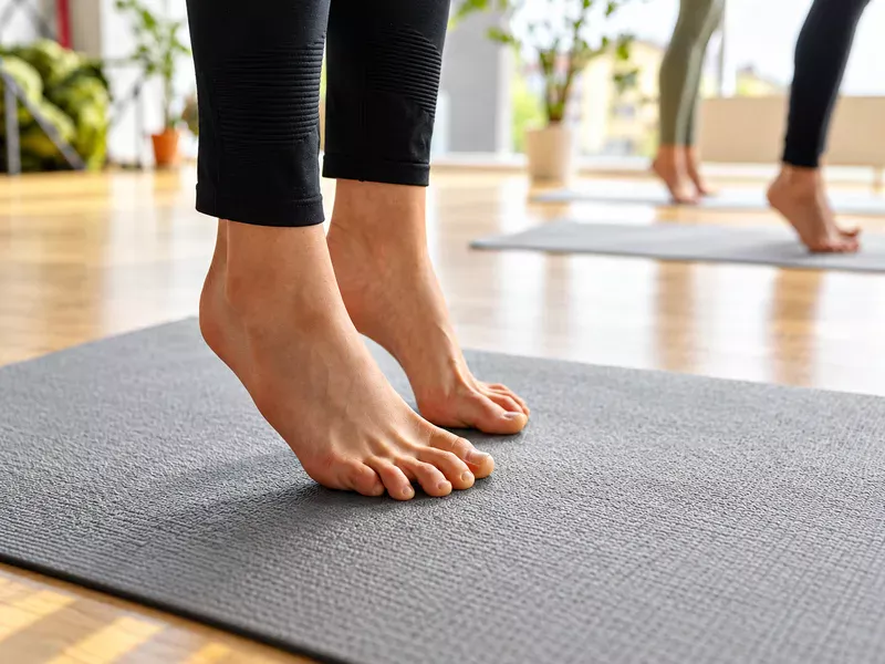 Nâng gót chân giúp tăng sức mạnh bắp chân và cải thiện thăng bằng.