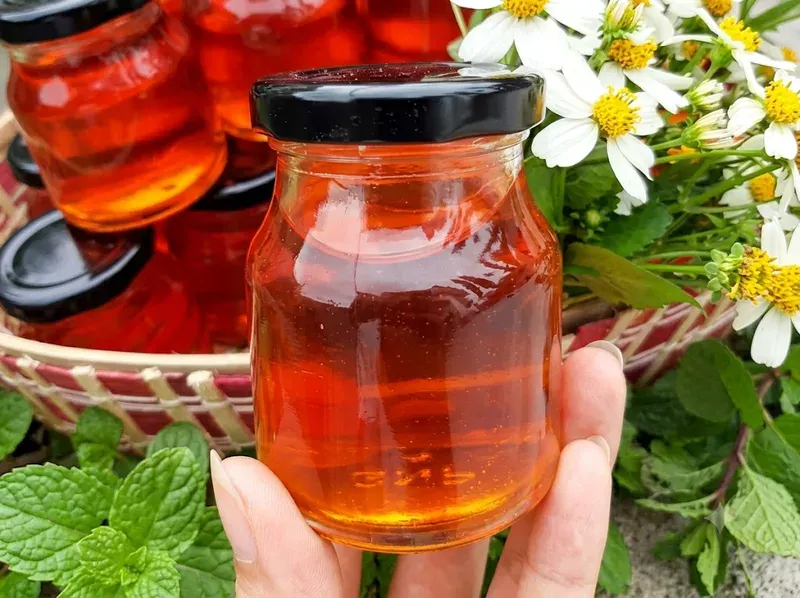 Bảo quản dầu gấc trong chai thủy tinh tối màu, sạch và khô.