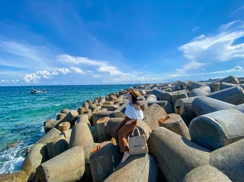 Bãi đá Ông Địa là điểm ngắm biển và hoàng hôn đẹp ở Phan Thiết