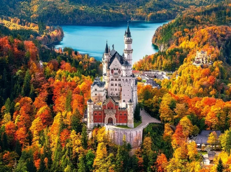 Lâu đài Neuschwanstein nằm giữa núi rừng Bavaria, miền nam nước Đức.