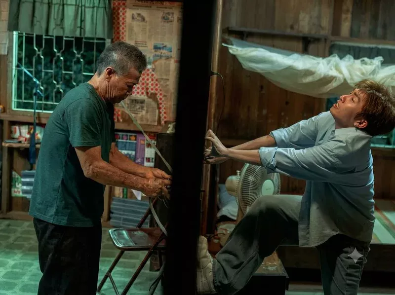 Mối quan hệ ông cháu mở ra câu chuyện gia đình và ký ức hậu chiến